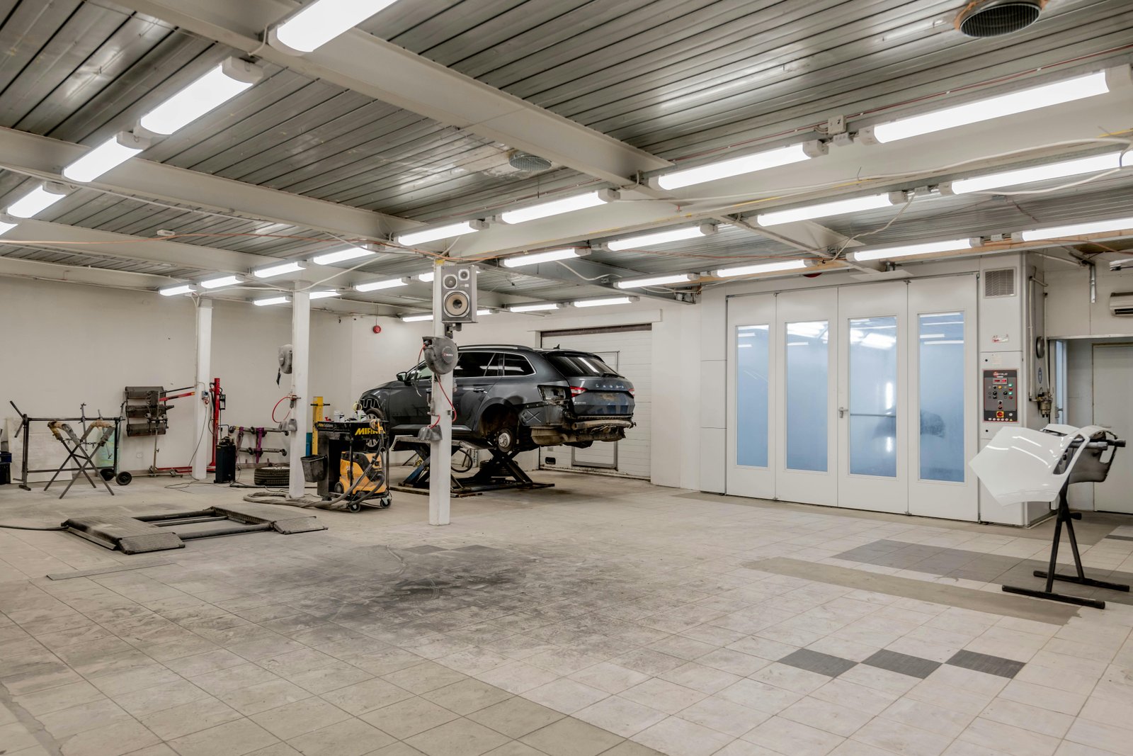 A ready-for-delivery bay suitable for used car inspection and handover.